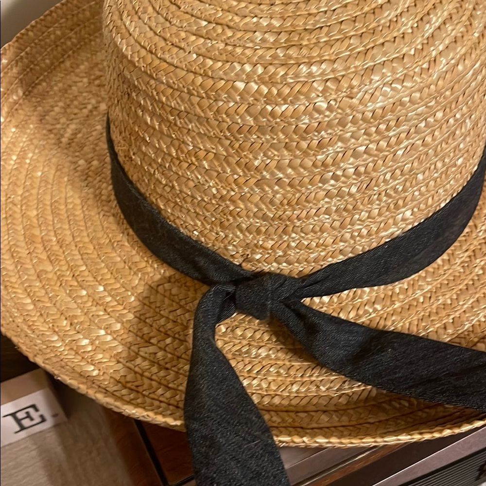 Stylish Straw Hat with Black Band - Picture 5 of 8